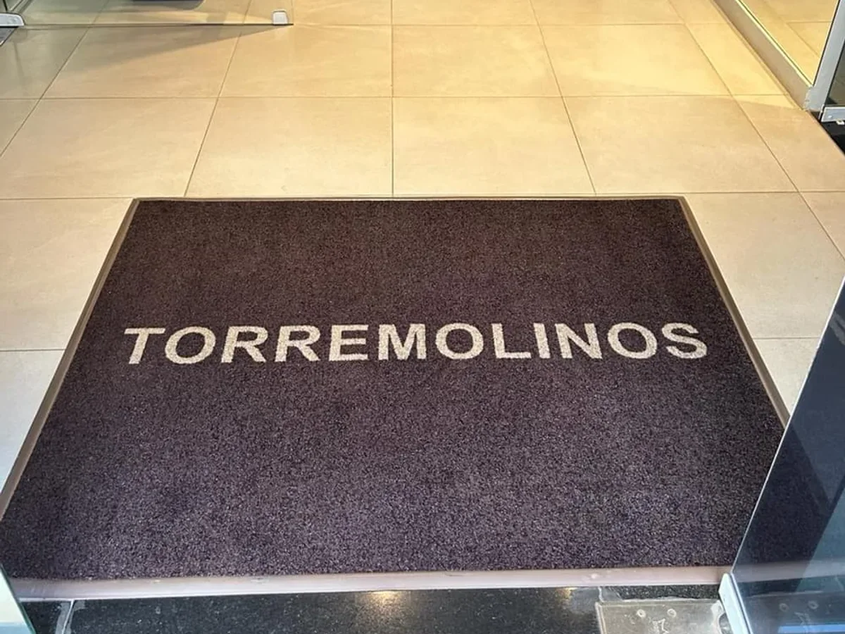 Tapete personalizado para condomínio: o que considerar antes de comprar?