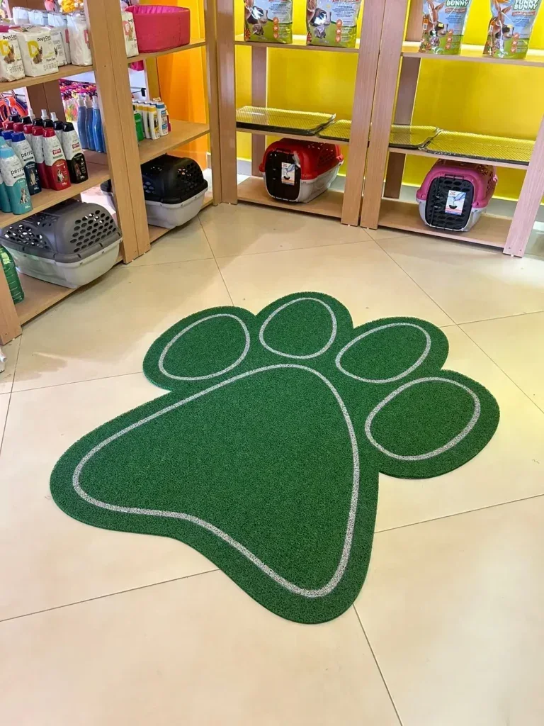 Tapete de vinil pintado em formato de pata verde